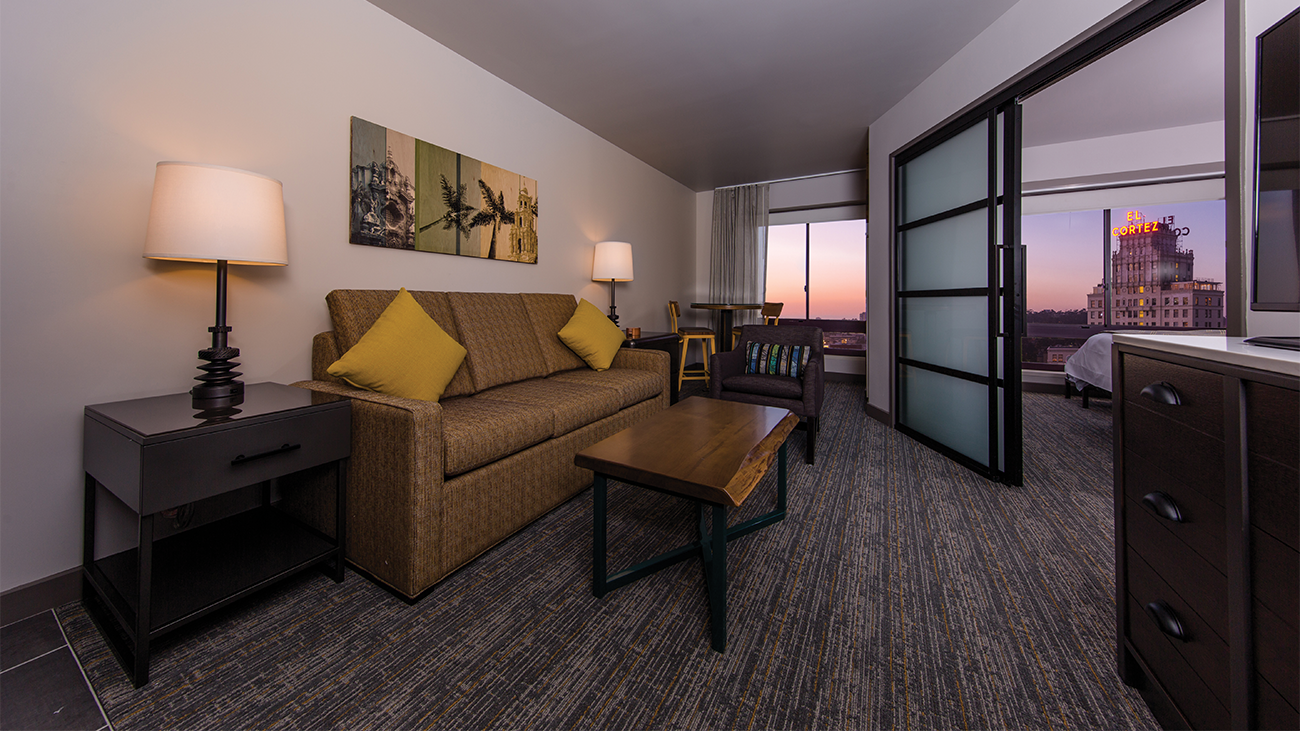King Suite City View Living Room